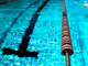 piacentina allontanata dalla vasca di una piscina mentre stava allattando