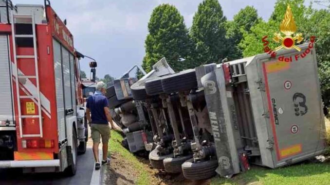Perde-il-controllo-del-tir-esce-di-strada-e-finisce-in-un-canale-grave-il-conducente-47enne-8211-FOTO