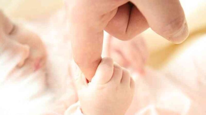 Le-tante-difficolta-di-una-madre-lavoratrice-Epaca-8220Importante-conoscere-i-propri-diritti8221