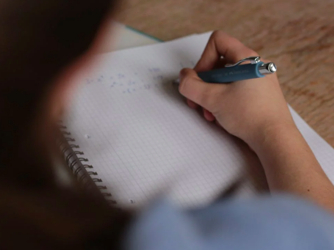 Prof accoltellata da 13enne, Daniele Novara: “Non serve la repressione nelle scuole. Vietare i social ai giovanissimi come con il tabacco” - AUDIO