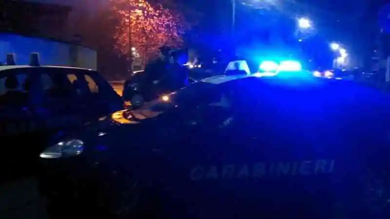 Trovato senza vita in strada a Bettola, un uomo fermato e condotto in carcere dai carabinieri