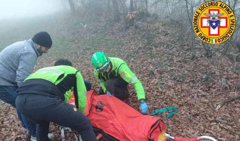 Si rompe una caviglia mentre è nel bosco con i suoi cani