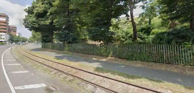 Rimuovere gli storici binari in via IV Novembre? Via libera del consiglio comunale: resta il nodo dello smaltimento