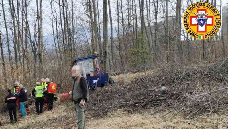 Si ribalta con il trattore tra i boschi: muore un uomo di 62 anni