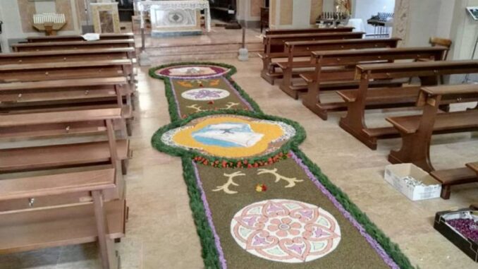 Chiesa-di-Veleia-tappeto-fiorito-Giubilare-visibile-virtualmente