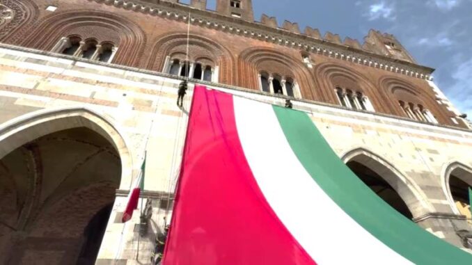 Piazza-Cavalli-gremita-per-le-celebrazioni-del-2-giugno-piccolo-fuori-programma-Tricolore-esposto-al-contrario-sulla-facciata-del-Gotico-8211-VIDEO-e-FOTO