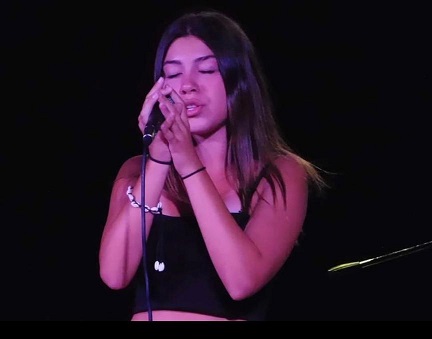 Canzone-per-Aurora-questa-sera-in-piazza-Duomo-Isotta-Mugavero-presenta-la-canzone-scritta-per-la-sua-compagna-di-banco-Aurora-Tila