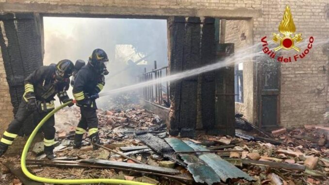 Fiamme-in-una-cascina-tra-i-campi-di-Fiorenzuola-intervengono-i-vigili-del-fuoco-danni-ingenti-alla-struttura-8211-FOTO