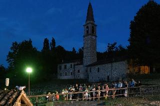 Innaturale-lo-spettacolo-itinerante-per-bambini-a-Veleia-ragazzi