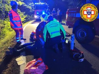 La stazione monte Alfeo è stata attivata alle ore 22:00 per un delicato intervento lungo la Strada Provinciale 34 nei pressi di Pecorara in val Tidone per un auto precipitata in scarpata. Sono giunti sul posto per primi gli operatori sanitari della Croce Rossa di Pianello Valtidone e i vigili del fuoco che hanno estratto l'uomo dal veicolo. Poco dopo sono giunti sul posto i tecnici del SAER che hanno supportato gli operatori presenti nelle operazioni di Rcp (Respirazione Cardio Polmonare) ma senza ottenere esiti positivi. Si è dovuto attendere l'arrivo del medico dell'automedica di Piacenza che non ha potuto fare altro che constatare il decesso della persona, un 68enne residente a Pecorara (PC) in località Busseto. Da chiarire le dinamiche dell'incidente.