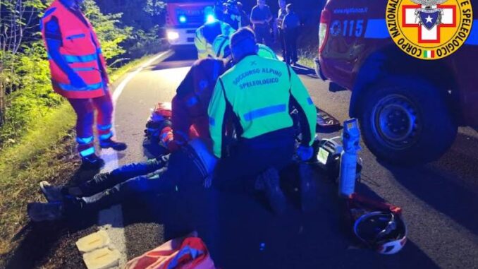 La stazione monte Alfeo è stata attivata alle ore 22:00 per un delicato intervento lungo la Strada Provinciale 34 nei pressi di Pecorara in val Tidone per un auto precipitata in scarpata. Sono giunti sul posto per primi gli operatori sanitari della Croce Rossa di Pianello Valtidone e i vigili del fuoco che hanno estratto l'uomo dal veicolo. Poco dopo sono giunti sul posto i tecnici del SAER che hanno supportato gli operatori presenti nelle operazioni di Rcp (Respirazione Cardio Polmonare) ma senza ottenere esiti positivi. Si è dovuto attendere l'arrivo del medico dell'automedica di Piacenza che non ha potuto fare altro che constatare il decesso della persona, un 68enne residente a Pecorara (PC) in località Busseto. Da chiarire le dinamiche dell'incidente.
