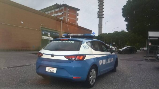 Rubò l'auto della Polizia andando a sbattere in Piazza cavalli, arrestato 28enne. Denunciato minorenne per detenzione ai fini di spaccio