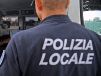 Strada Caorsana, auto si ribalta dopo un incidente