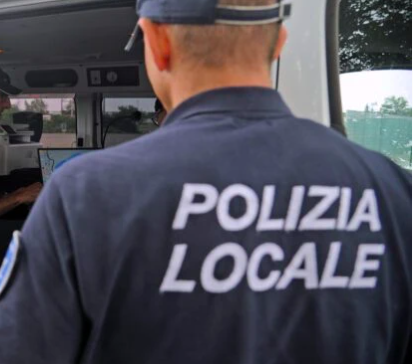 Strada Caorsana, auto si ribalta dopo un incidente