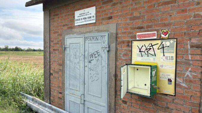 Furto di defibrillatori sull’argine del Po