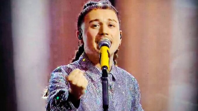 Festival di Sanremo 2026, la terza serata salvata da "Lapo Pantani", stona invece Irina. Nei Top5 a sorpresa Sayf, Luchè e Sal Da Vinci