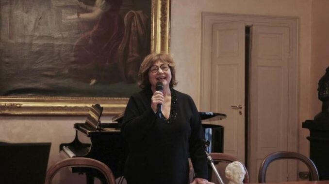 Prima di andare in scena, l'11 aprile