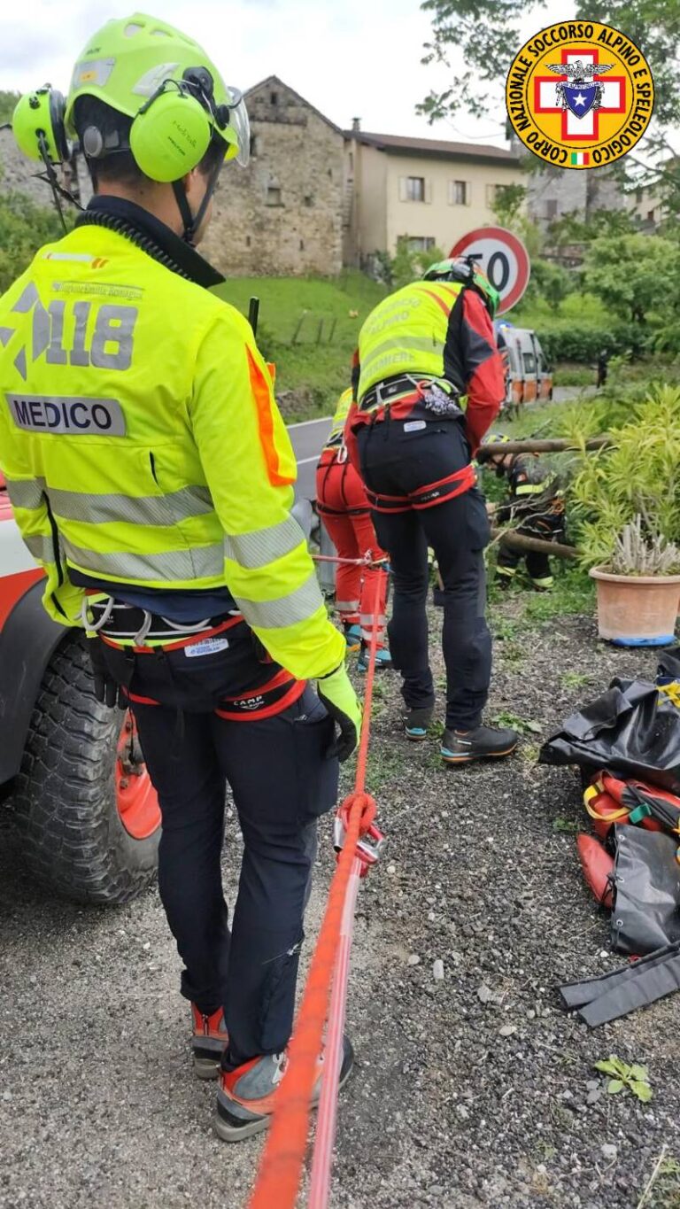 Auto esce di strada e resta in bilico sull'orlo della scarpata