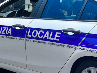 mortale, 22enne si schianta in moto contro l’ambulanza
