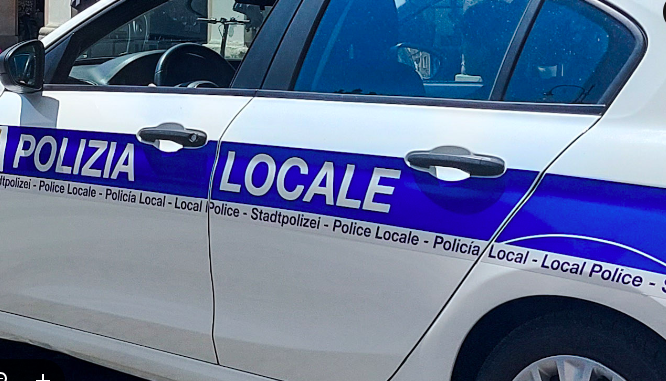 mortale, 22enne si schianta in moto contro l’ambulanza