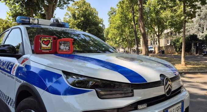 Sicurezza e primo soccorso, nuovi defibrillatori per la Polizia Locale