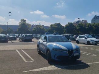 Furti in negozio, due interventi della polizia in poche ore: nei guai due uomini