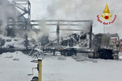 Incendio nei pressi del magazzino Ikea a Le Mose, tir distrutto dalle fiamme FOTO