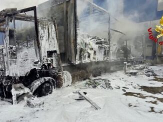 Incendio nei pressi del magazzino Ikea a Le Mose, tir distrutto dalle fiamme FOTO