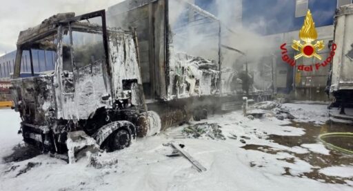 Incendio nei pressi del magazzino Ikea a Le Mose, tir distrutto dalle fiamme FOTO