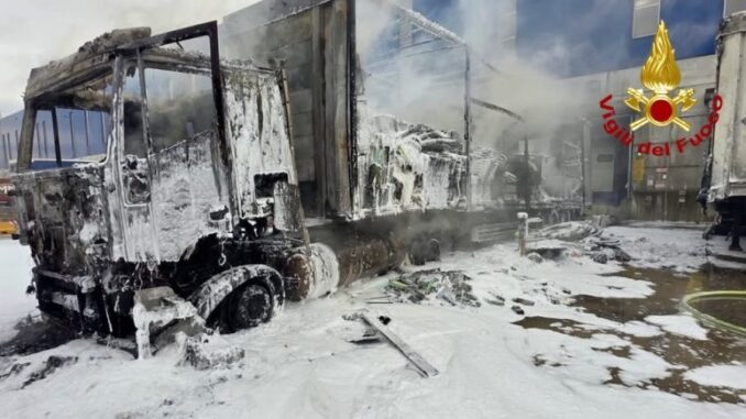 Incendio nei pressi del magazzino Ikea a Le Mose, tir distrutto dalle fiamme FOTO