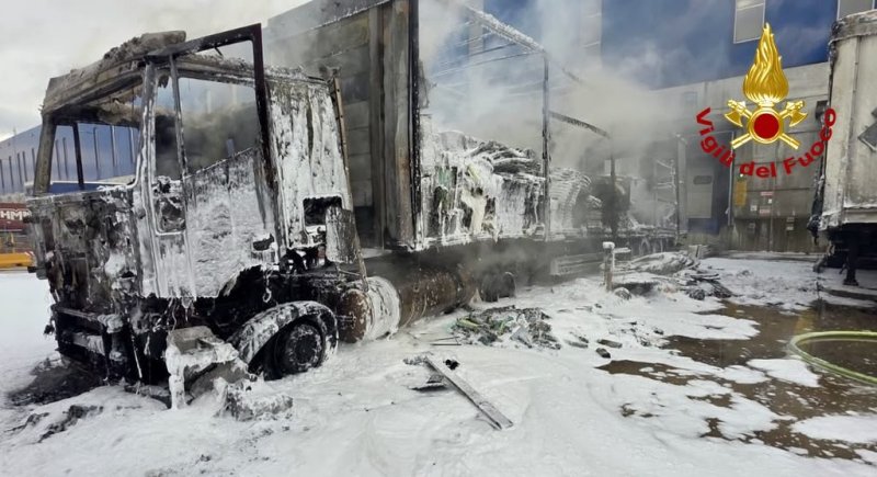 Incendio nei pressi del magazzino Ikea a Le Mose, tir distrutto dalle fiamme FOTO