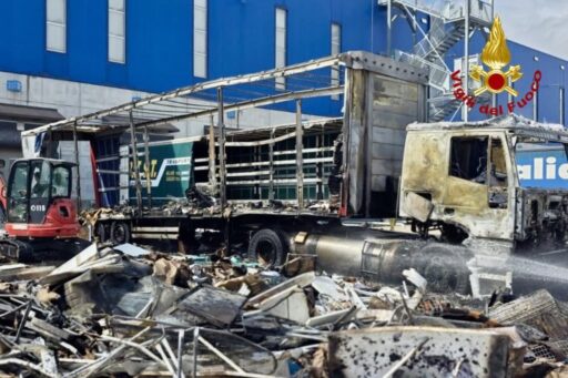 Incendio nei pressi del magazzino Ikea a Le Mose, tir distrutto dalle fiamme FOTO