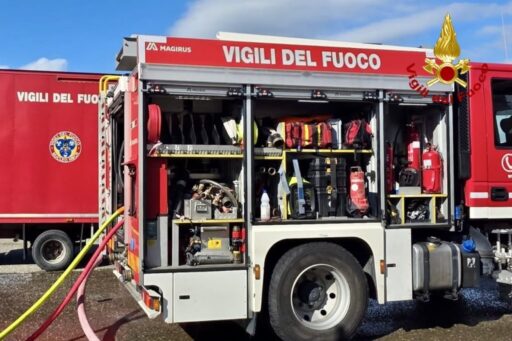 Incendio nei pressi del magazzino Ikea a Le Mose, tir distrutto dalle fiamme FOTO