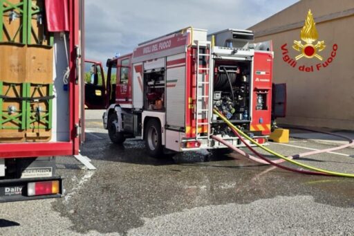 Incendio nei pressi del magazzino Ikea a Le Mose, tir distrutto dalle fiamme FOTO