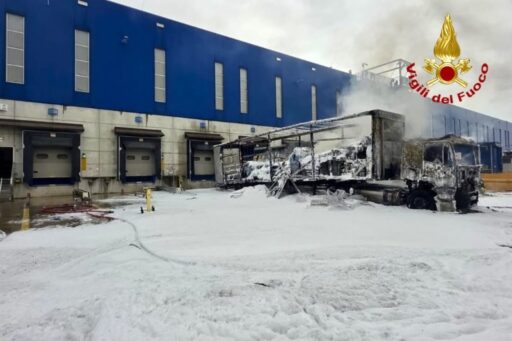 Incendio nei pressi del magazzino Ikea a Le Mose, tir distrutto dalle fiamme FOTO