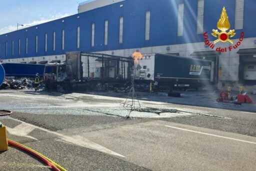 Incendio nei pressi del magazzino Ikea a Le Mose, tir distrutto dalle fiamme FOTO