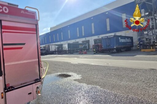 Incendio nei pressi del magazzino Ikea a Le Mose, tir distrutto dalle fiamme FOTO