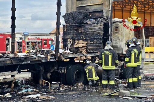 Incendio nei pressi del magazzino Ikea a Le Mose, tir distrutto dalle fiamme FOTO