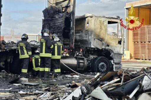 Incendio nei pressi del magazzino Ikea a Le Mose, tir distrutto dalle fiamme FOTO