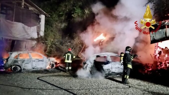 Incendio nella notte in un'abitazione nei pressi di Bobbio, danni ingenti e vigili del FOTO
