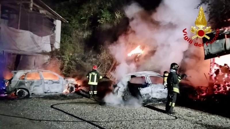 Incendio nella notte in un'abitazione nei pressi di Bobbio, danni ingenti e vigili del FOTO