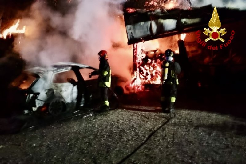 Incendio nella notte in un'abitazione nei pressi di Bobbio, danni ingenti e vigili del FOTO