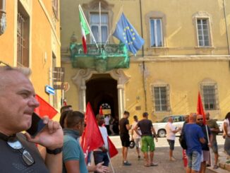 Lavoratori FedEx in sciopero davanti alla Prefettura, Cgil: "Non possono pagare loro lo scontro tra le aziende"