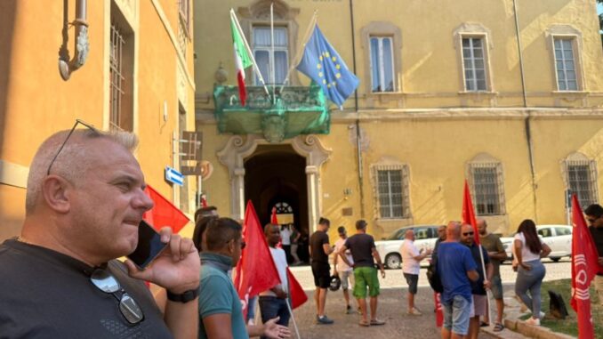 Lavoratori FedEx in sciopero davanti alla Prefettura, Cgil: "Non possono pagare loro lo scontro tra le aziende"