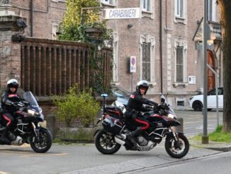 Panico in una parafarmacia, 24enne dà in escandescenze
