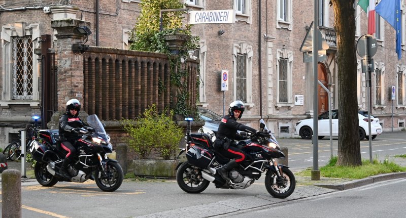 Panico in una parafarmacia, 24enne dà in escandescenze