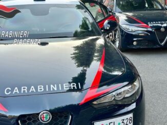 Rissa nel parcheggio del supermercato con bastone, catena e cutter: intervengono i carabinieri, tre uomini denunciati