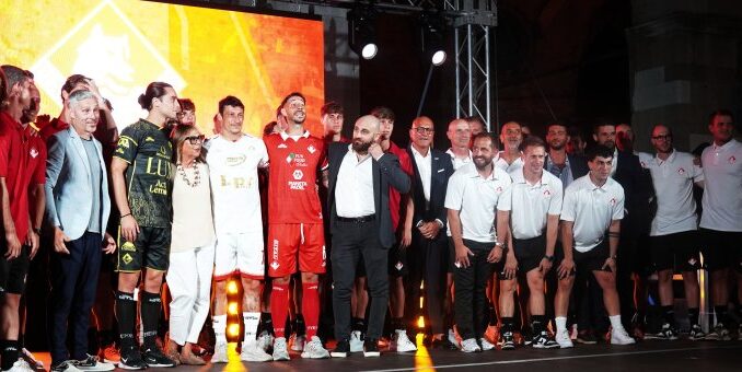 Si alza il sipario in Piazza Cavalli, presentata la nuova stagione del Piacenza Calcio