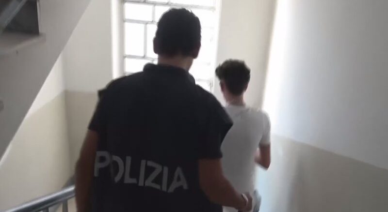 Aggredirono a coltellate due membri di una banda rivale, cinque 20enni arrestati