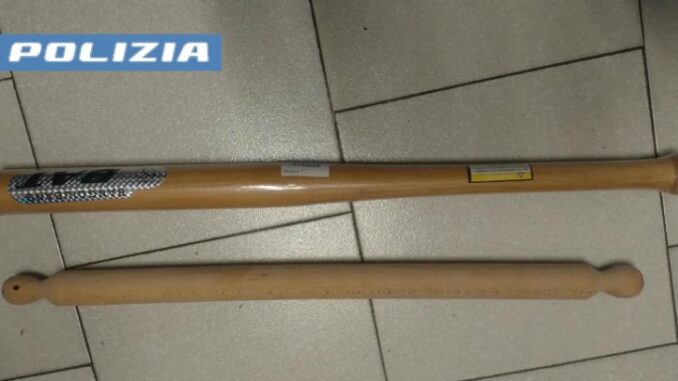 Agguato all'uscita dal locale, donna colpita alla testa con mazza da baseball e mattarello: denunciate madre e figlia